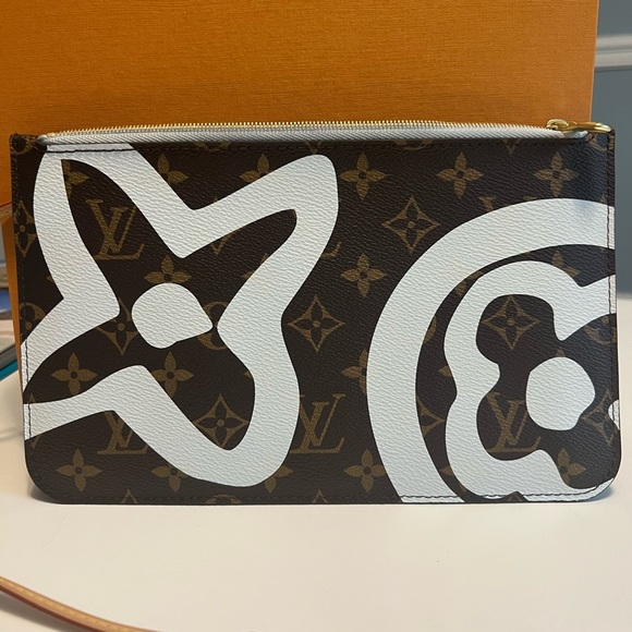 LouisVuitton Tahitienne Cities pouch destination collection. Knokke Belgium. - Picture 3 of 10